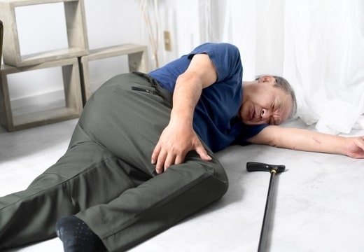難聴があると転倒リスクが高くなる?高齢者に多い原因と予防の考え方